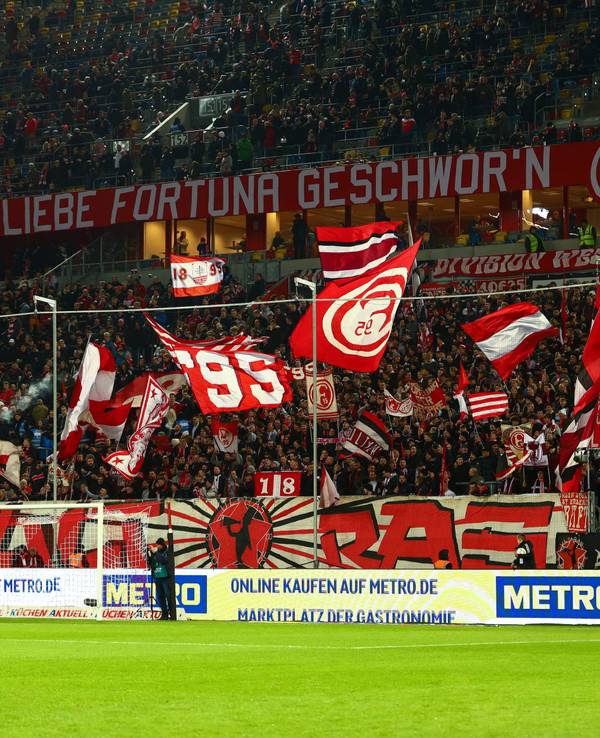 Blick in die Fan-Kurve von Fortuna Düsseldorf beim Spiel gegen Eintracht Braunschweig am 24. Februar