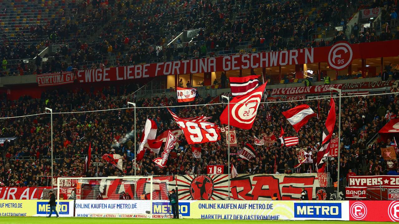 Blick in die Fan-Kurve von Fortuna Düsseldorf beim Spiel gegen Eintracht Braunschweig am 24. Februar