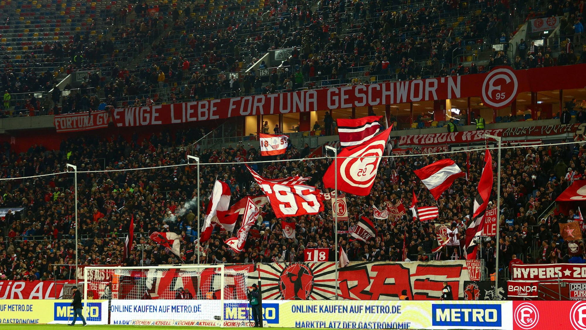 Blick in die Fan-Kurve von Fortuna Düsseldorf beim Spiel gegen Eintracht Braunschweig am 24. Februar