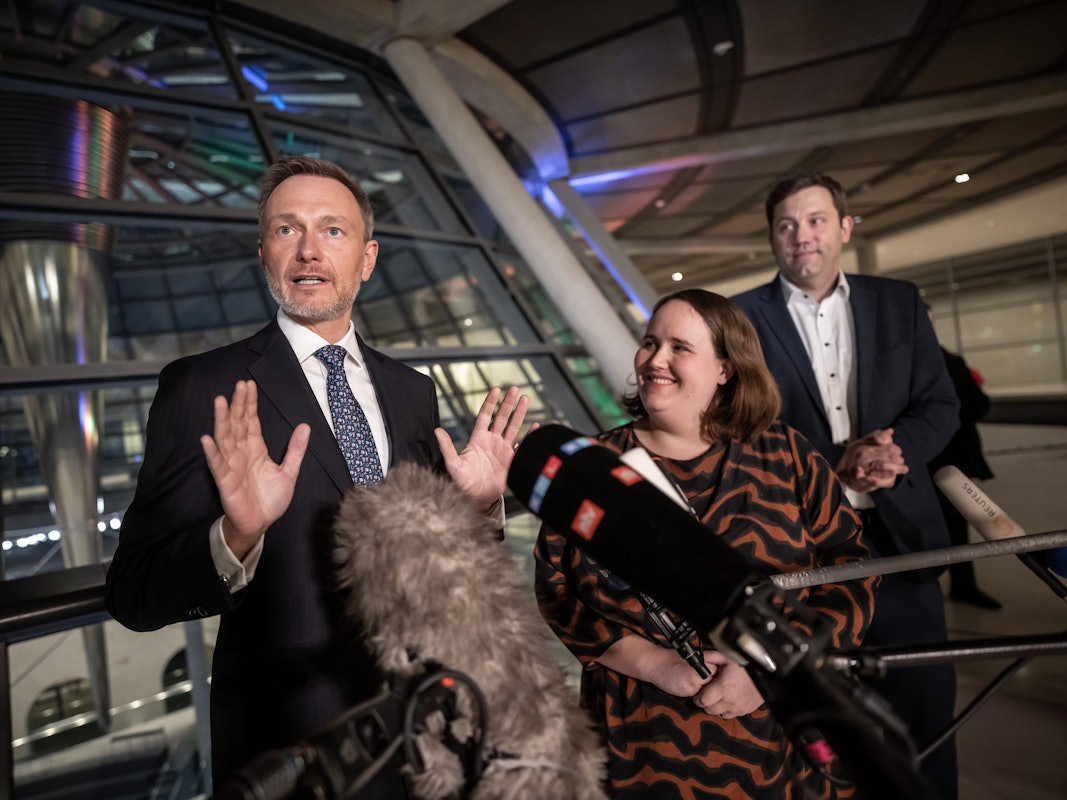 Die Parteichefs der Koalitionsparteien Lars Klingbeil (SPD, r-l) Ricarda Lang (Grüne) und Christian Lindner (FDP) sprechen im Bundestag nach dem Koalitionsausschuss.