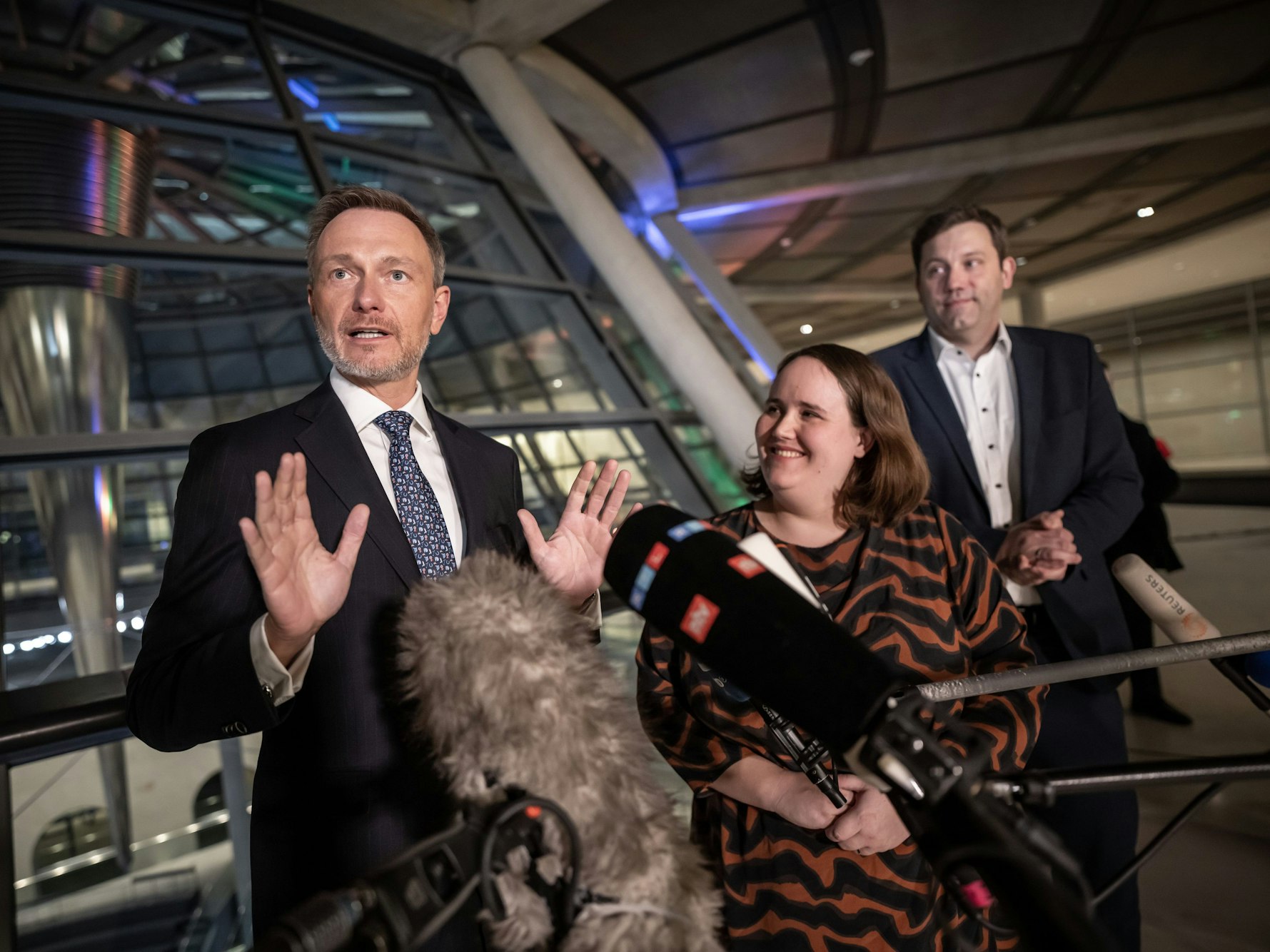 Die Parteichefs der Koalitionsparteien Lars Klingbeil (SPD, r-l) Ricarda Lang (Grüne) und Christian Lindner (FDP) sprechen im Bundestag nach dem Koalitionsausschuss.