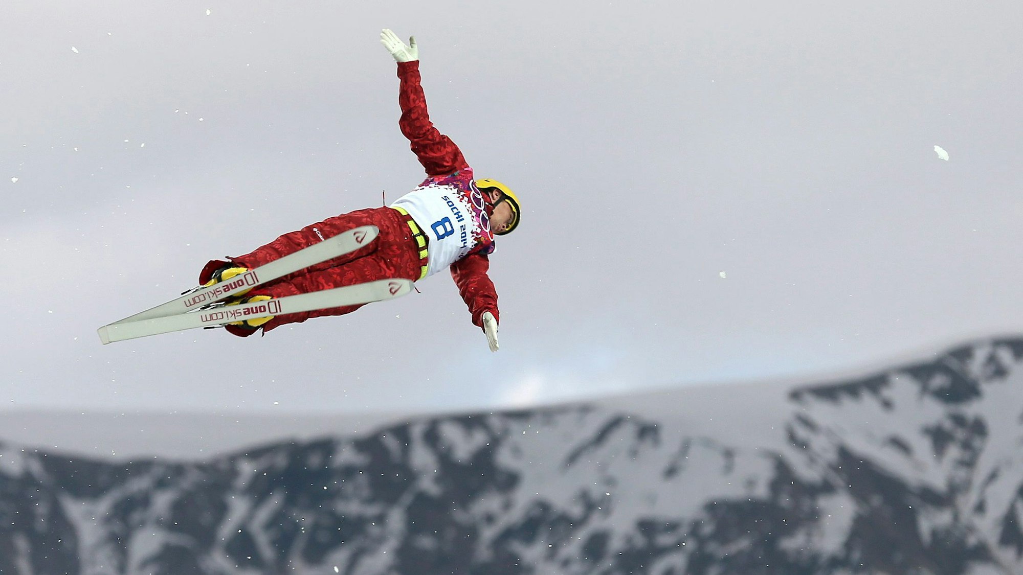 Pawel Krotow zeigt bei den Olympischen Spielen in Sotschi ein Kunststück.