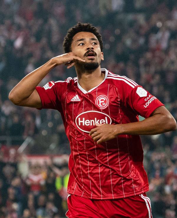 Emmanuel Iyoha jubelt im Spiel gegen den FC Hansa Rostock.
