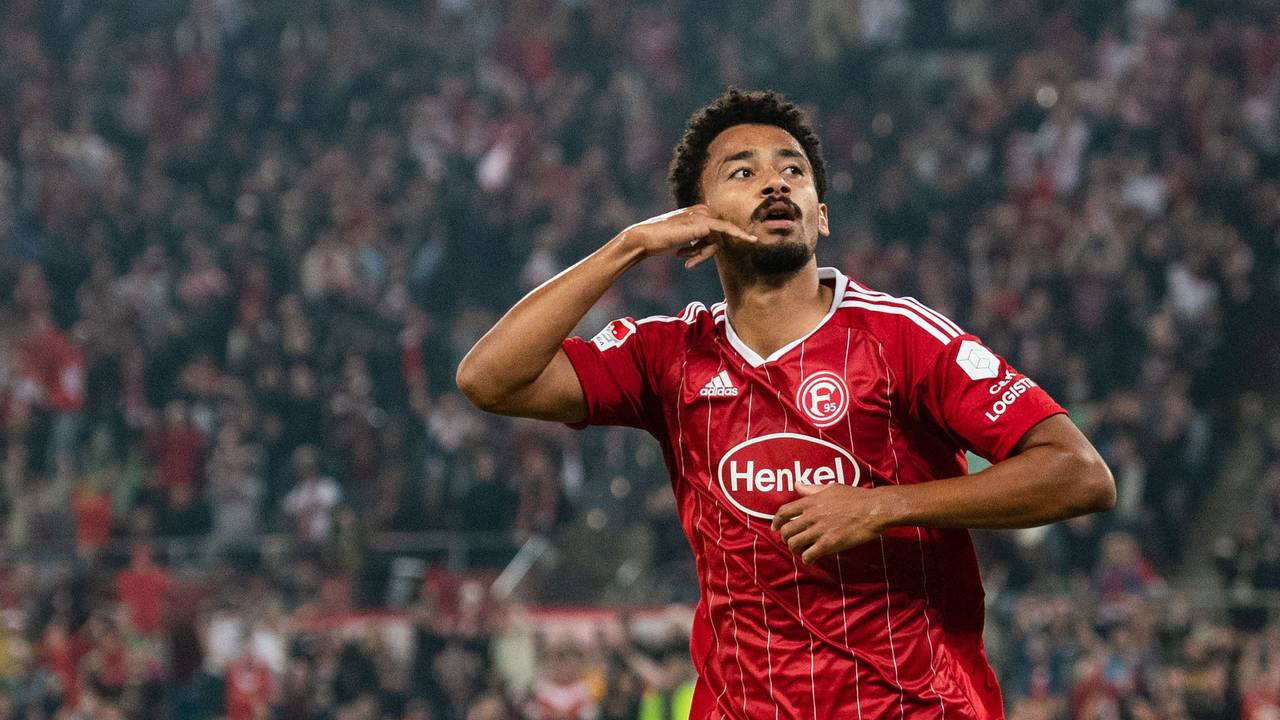 Emmanuel Iyoha jubelt im Spiel gegen den FC Hansa Rostock.