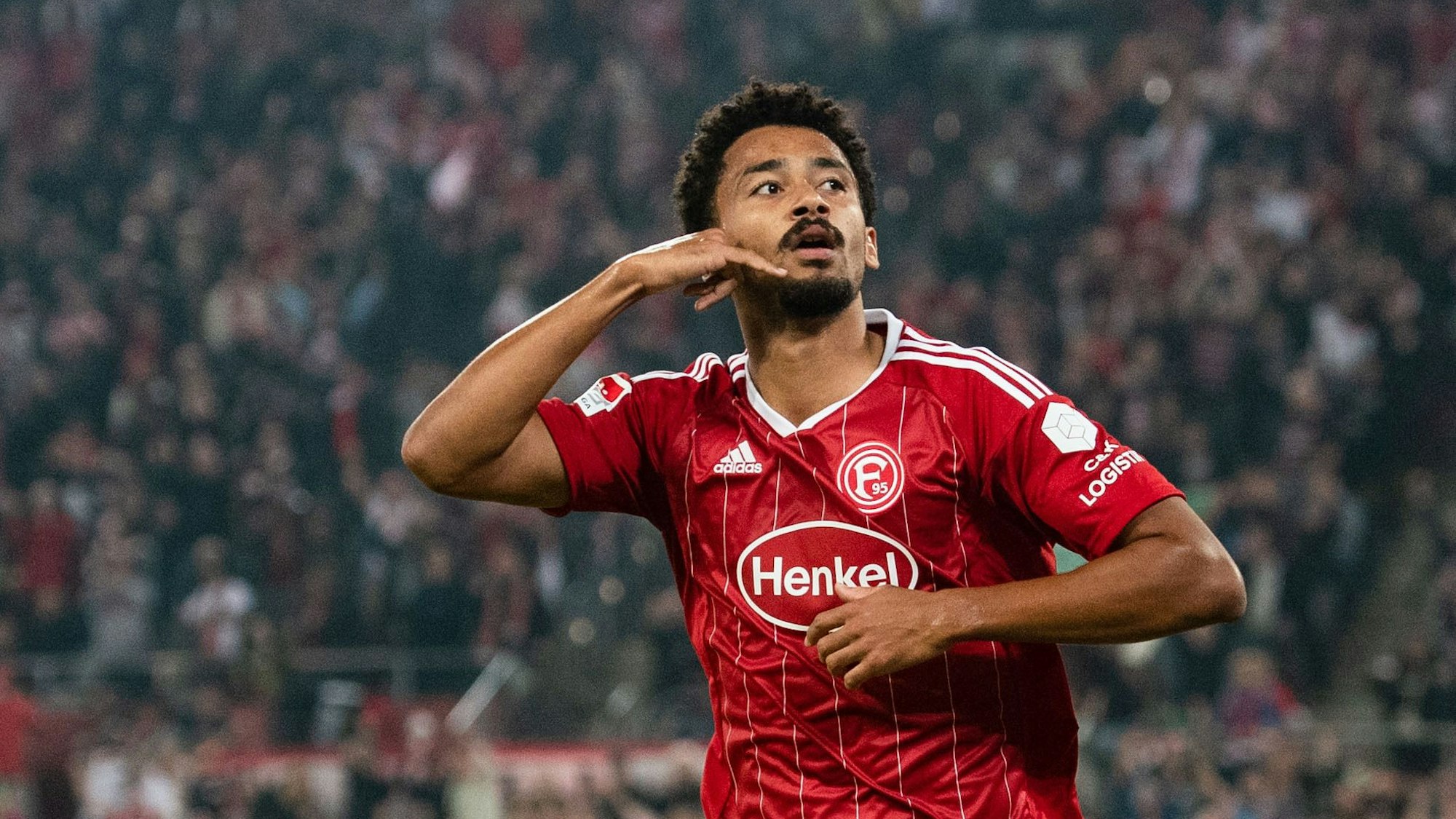 Emmanuel Iyoha jubelt im Spiel gegen den FC Hansa Rostock.