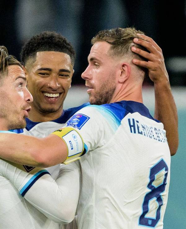Jack Grealish, Jude Bellingham und Jordan Henderson jubeln gemeinsam über ein Tor bei der WM.