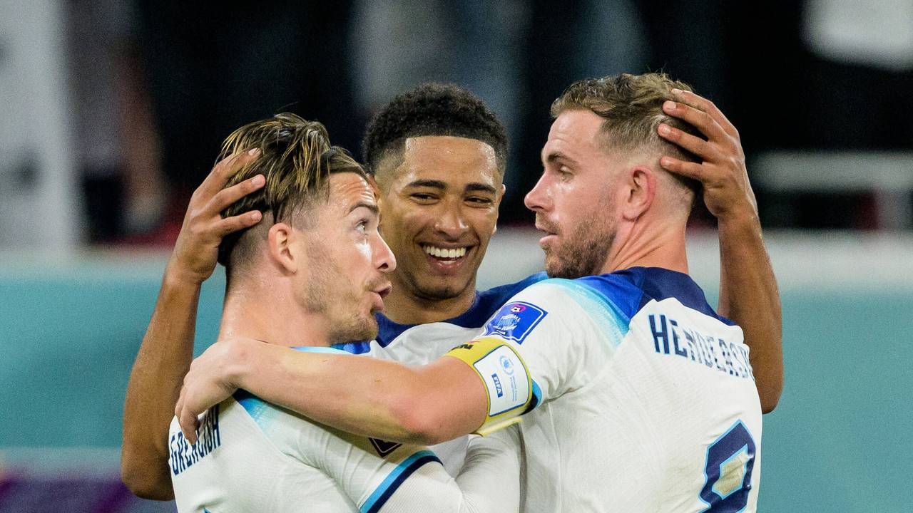 Jack Grealish, Jude Bellingham und Jordan Henderson jubeln gemeinsam über ein Tor bei der WM.