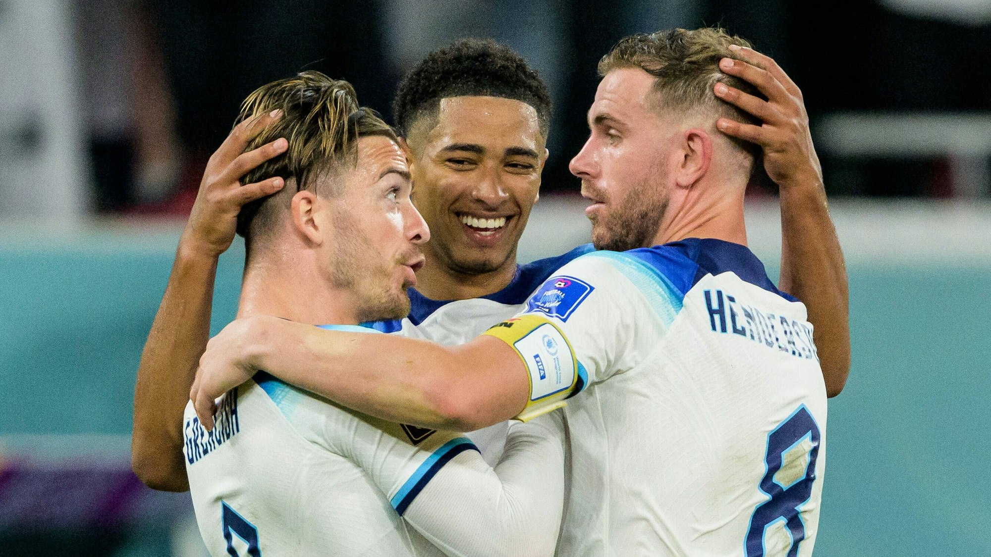 Jack Grealish, Jude Bellingham und Jordan Henderson jubeln gemeinsam über ein Tor bei der WM.