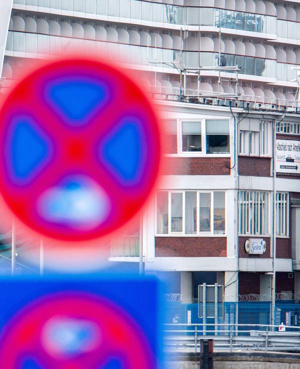 Das Foto aus dem Jahr 2020 zeigt im Hintergrund das Kreuzfahrtschiff „Mein Schiff 3“ von Tui Cruises. Im Vordergrund befindet sich ein rot-blaues Parkverbot-Schild.