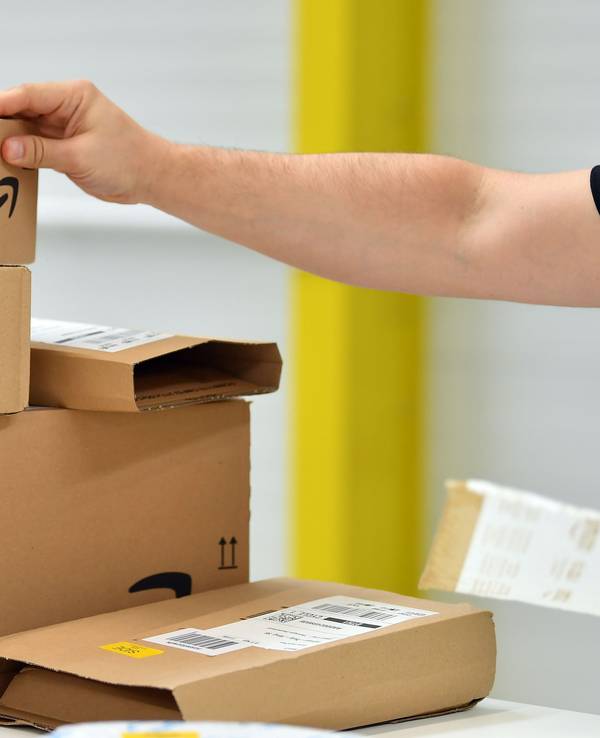 Im sogenannten „Shopfloor“ des Amazon Verteilzentrums für Pakete und Päckchen, hier im September 2019 in Erfurt, stehen Paket-Sendungen auf einem Tisch.