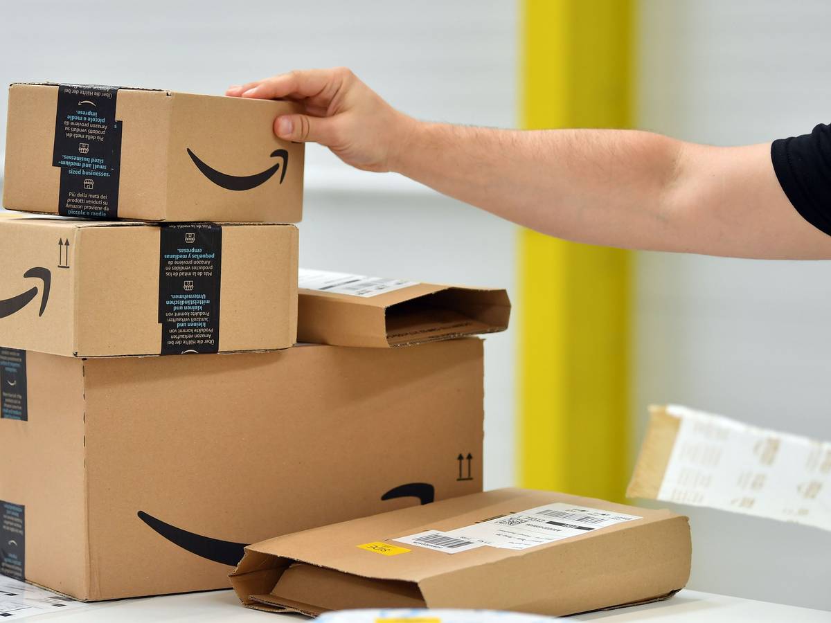 Im sogenannten „Shopfloor“ des Amazon Verteilzentrums für Pakete und Päckchen, hier im September 2019 in Erfurt, stehen Paket-Sendungen auf einem Tisch.