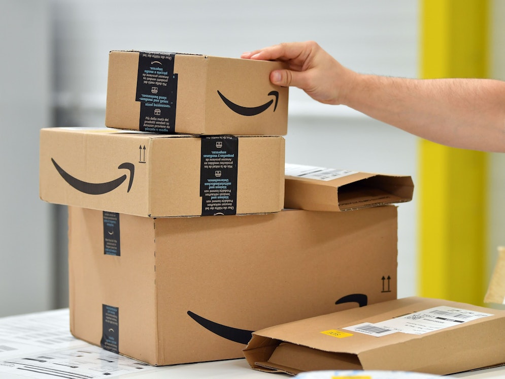 Im sogenannten „Shopfloor“ des Amazon Verteilzentrums für Pakete und Päckchen, hier im September 2019 in Erfurt, stehen Paket-Sendungen auf einem Tisch.