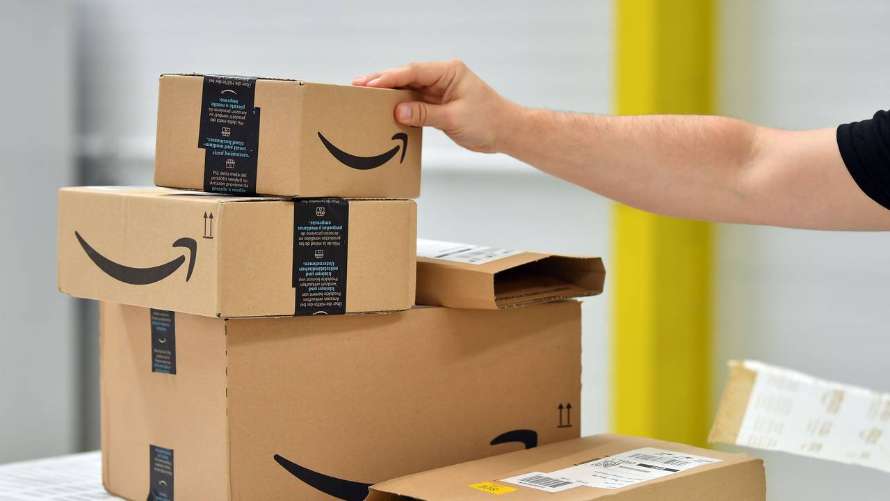 Im sogenannten „Shopfloor“ des Amazon Verteilzentrums für Pakete und Päckchen, hier im September 2019 in Erfurt, stehen Paket-Sendungen auf einem Tisch.