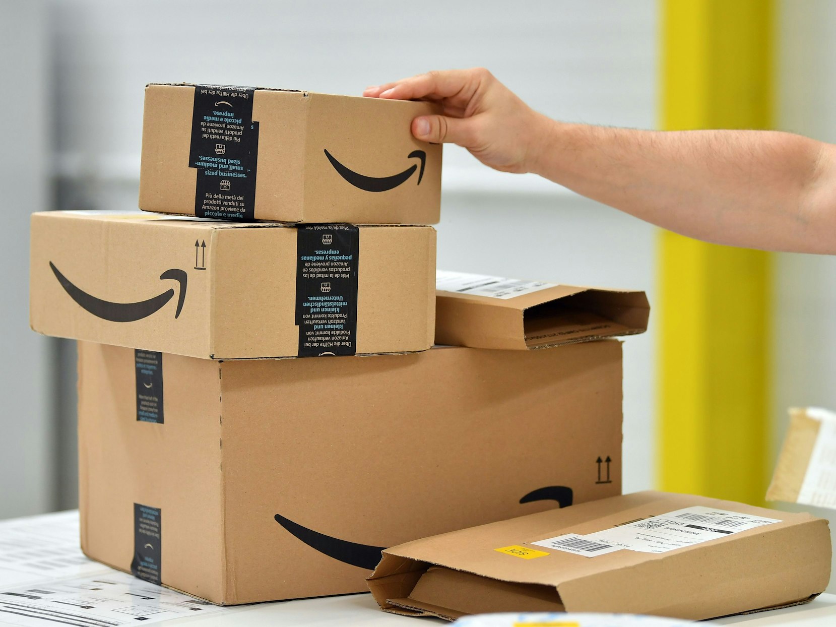 Im sogenannten „Shopfloor“ des Amazon Verteilzentrums für Pakete und Päckchen, hier im September 2019 in Erfurt, stehen Paket-Sendungen auf einem Tisch.