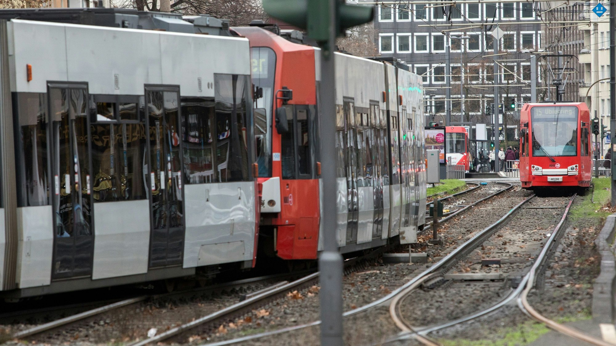 Zwei KVB-Bahnen an der Haltestelle Barbarossaplatz