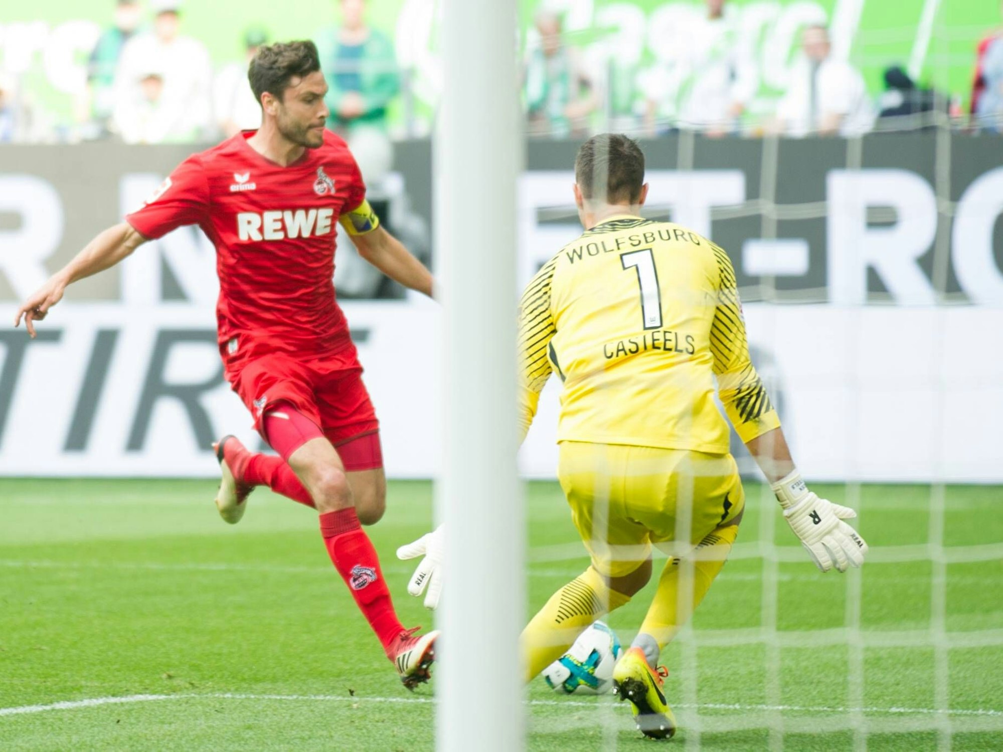 Jonas Hector trifft gegen den VfL Wolfsburg.