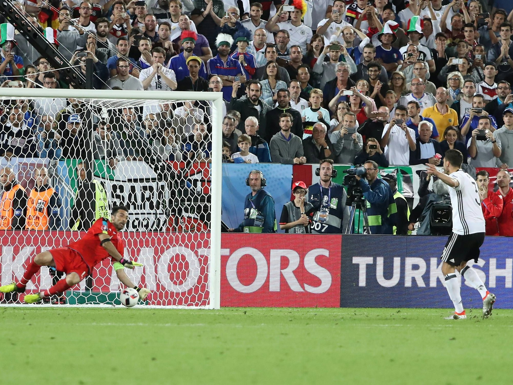 Jonas Hector trifft per Elfmeter gegen Italien.