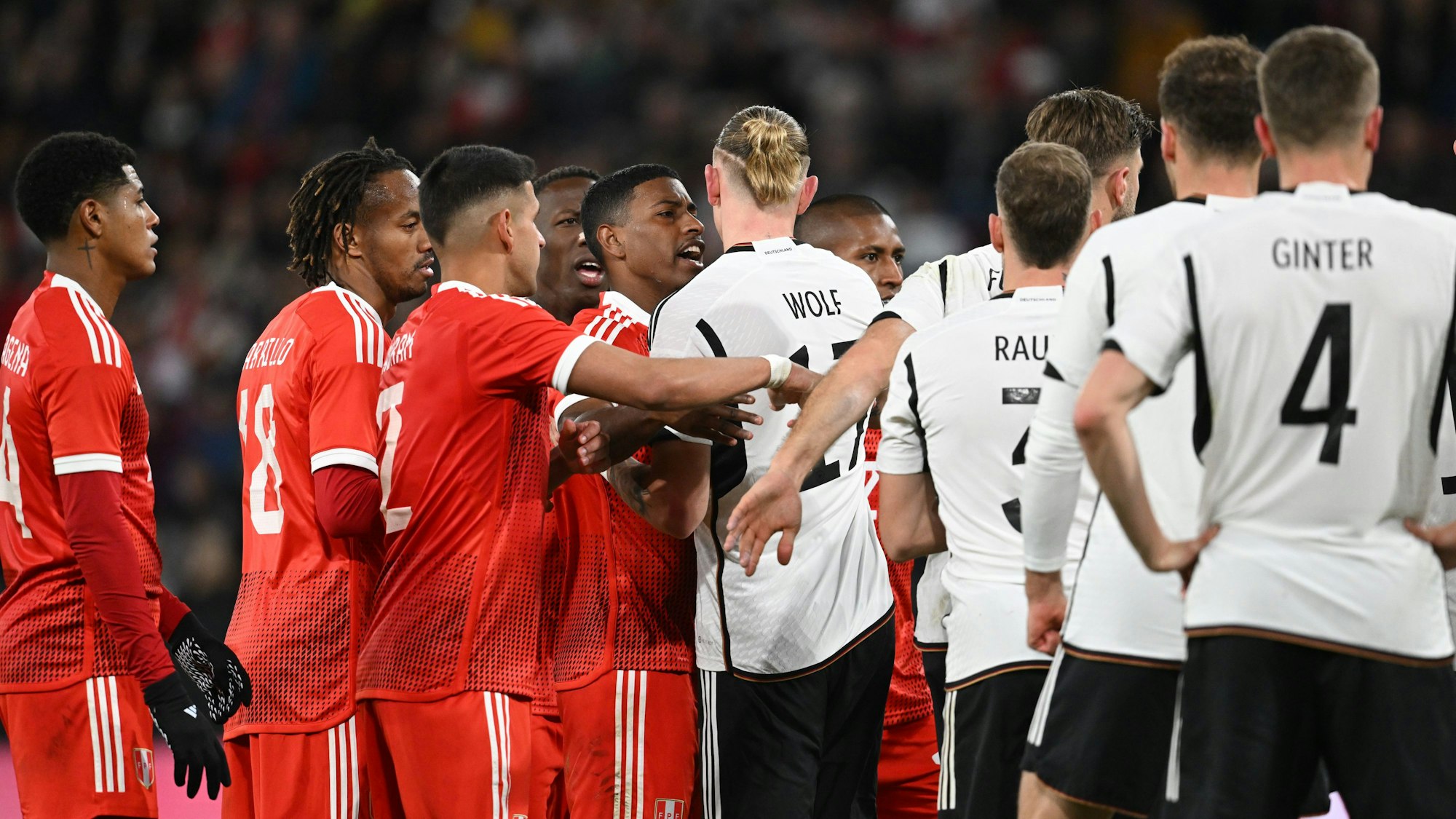 Rudelbildung im Länderspiel zwischen Deutschland und Peru.