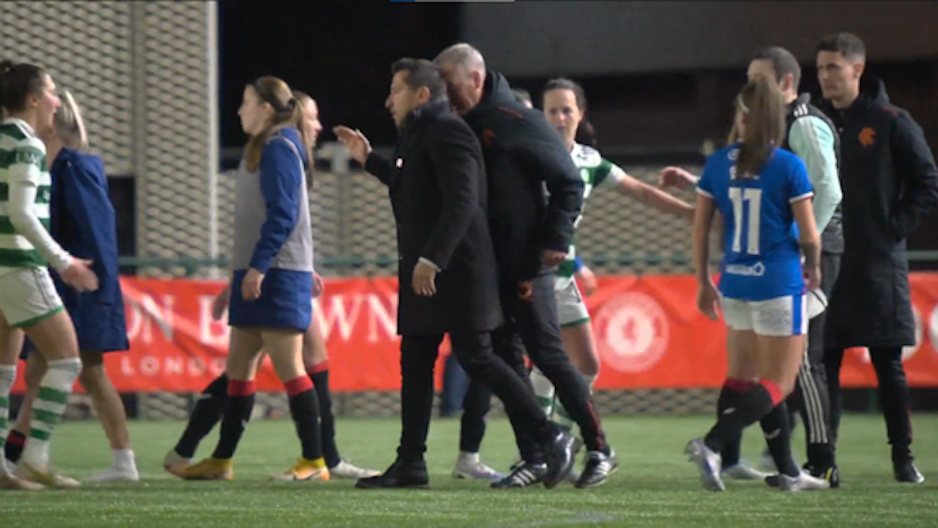 Craig McPherson gibt Fran Alonso eine Kopfnuss.