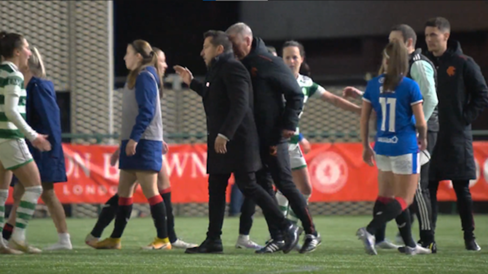 Craig McPherson gibt Fran Alonso eine Kopfnuss.