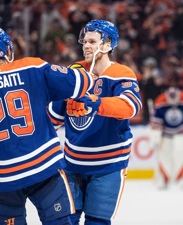 Connor McDavid (r) und Leon Draisaitl von den Edmonton Oilers feiern ein Tor gegen die Arizona Coyotes in der Verlängerung.