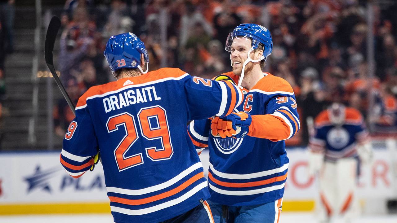 Connor McDavid (r) und Leon Draisaitl von den Edmonton Oilers feiern ein Tor gegen die Arizona Coyotes in der Verlängerung.