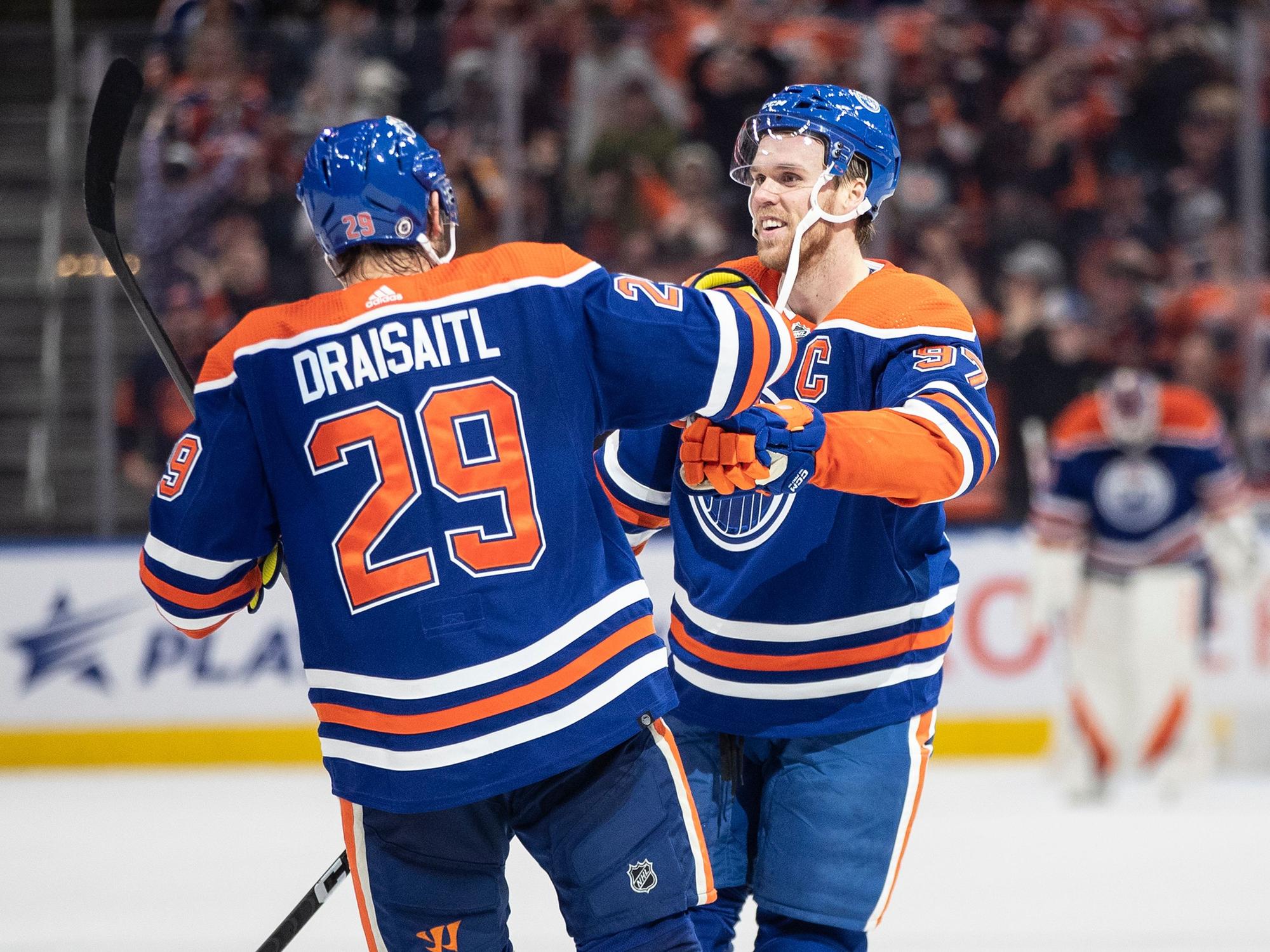 Connor McDavid (r) und Leon Draisaitl von den Edmonton Oilers feiern ein Tor gegen die Arizona Coyotes in der Verlängerung.