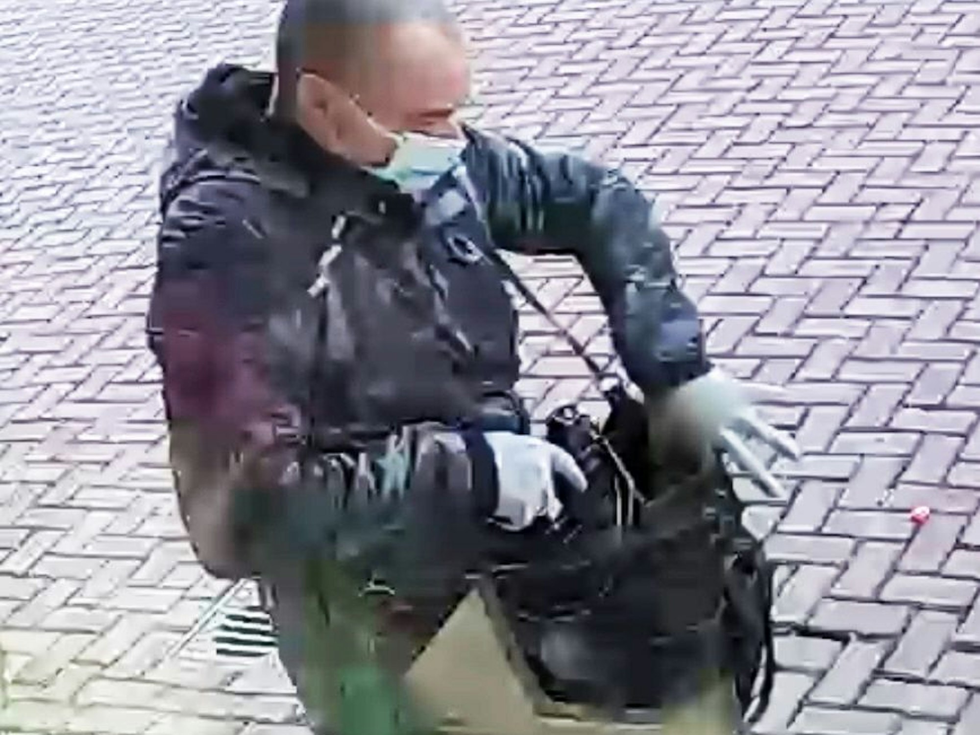 Ein Mann steckt eine Pistole in seine Umhängetasche.