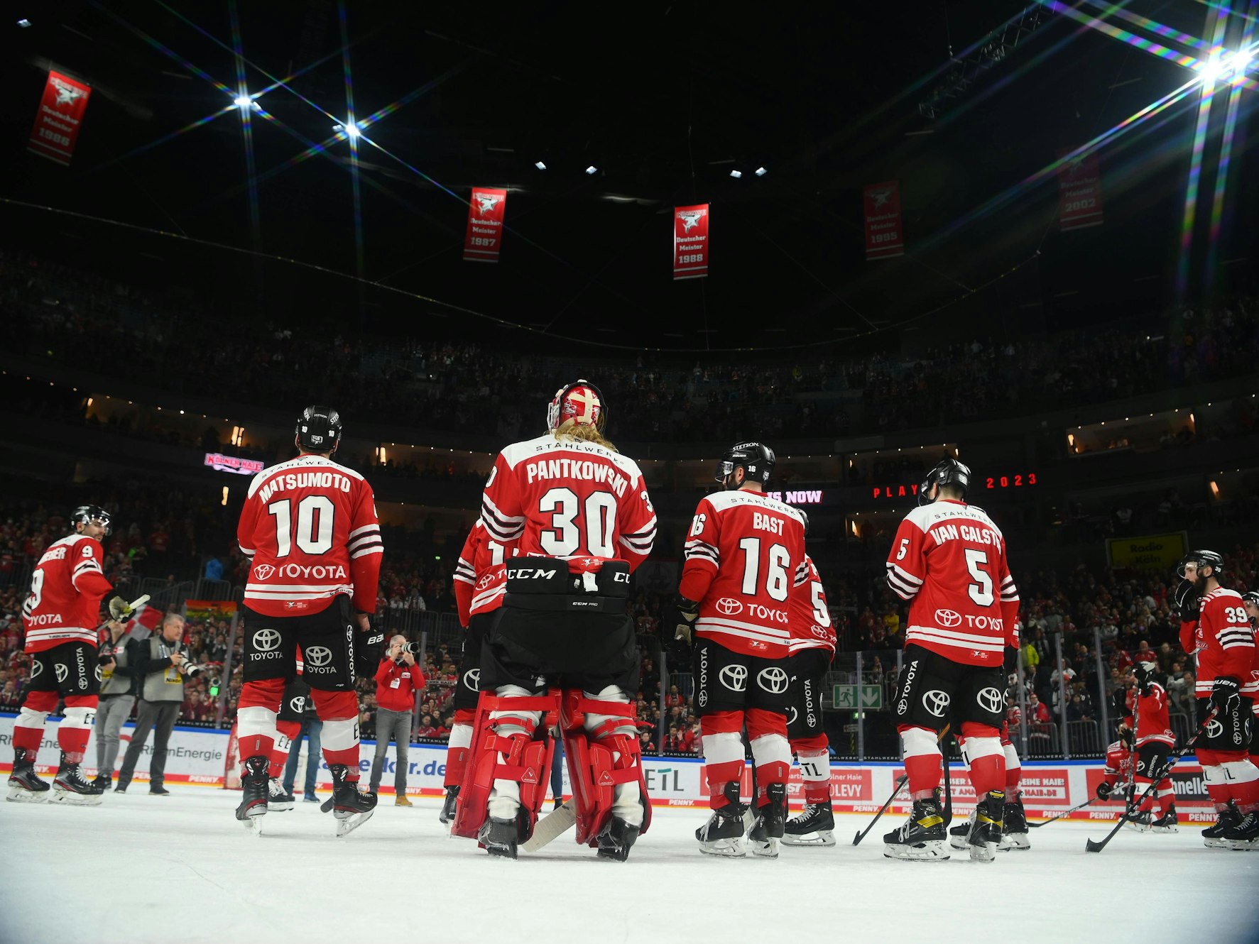 Kölner Haie auf dem Eis der Lanxess-Arena.