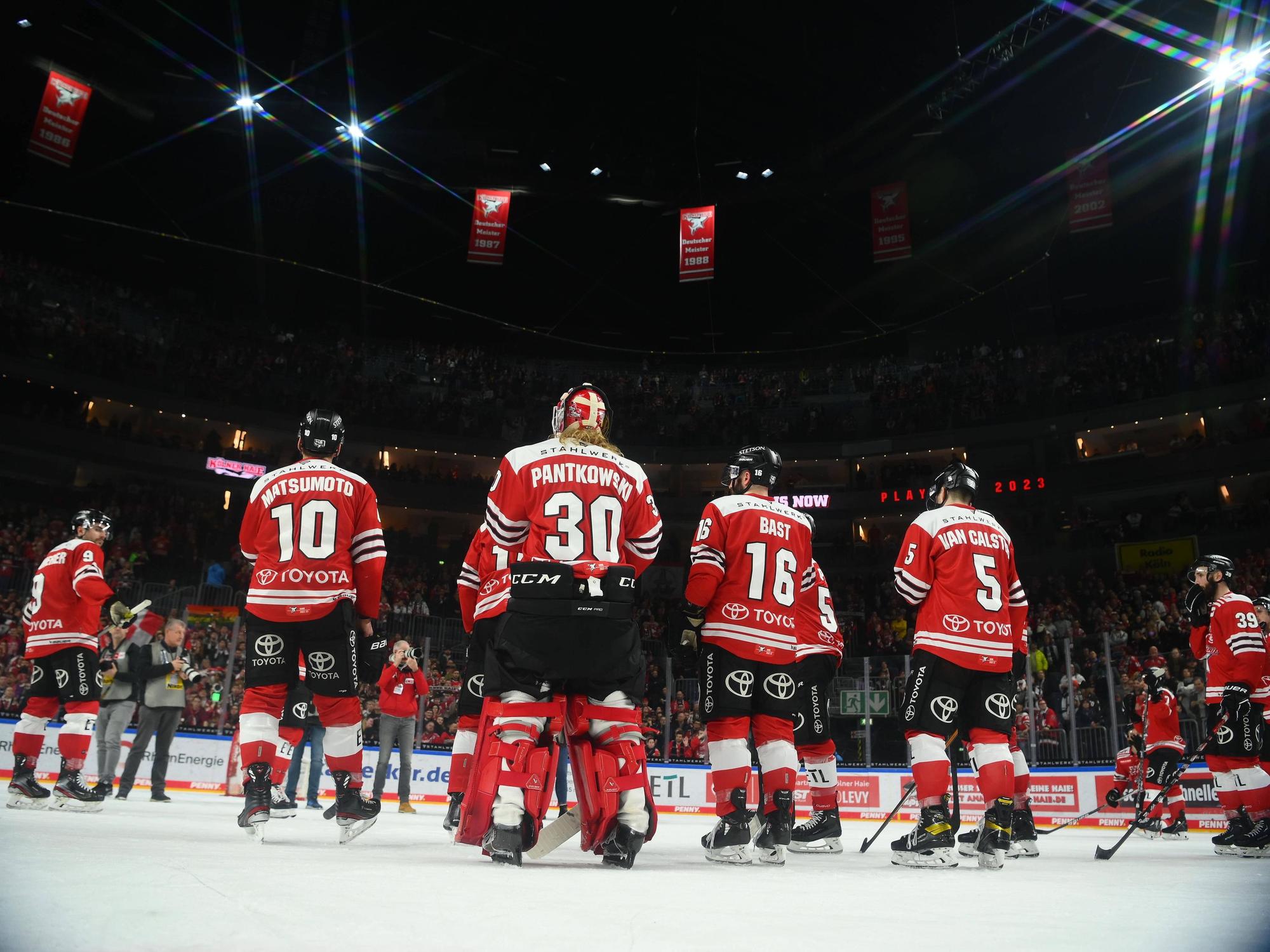 Kölner Haie auf dem Eis der Lanxess-Arena.