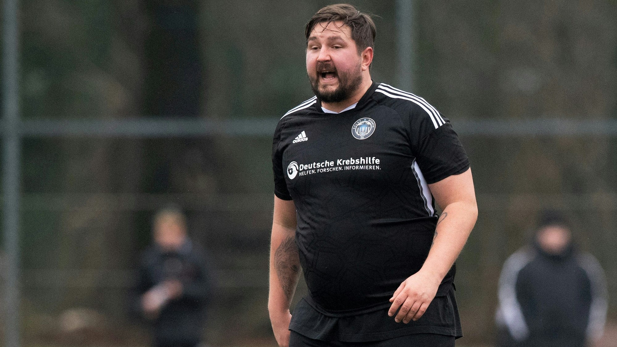 Kevin Pannewitz schreit bei einem Testspiel seines Kreisliga-Klubs über den Platz.