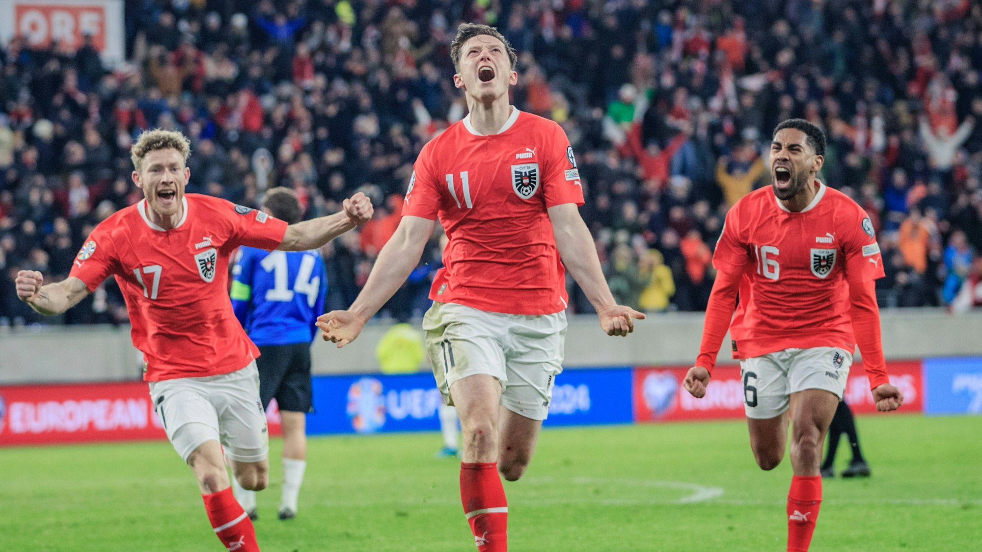 Die österreichischen Nationalspieler bejubeln ein Tor.