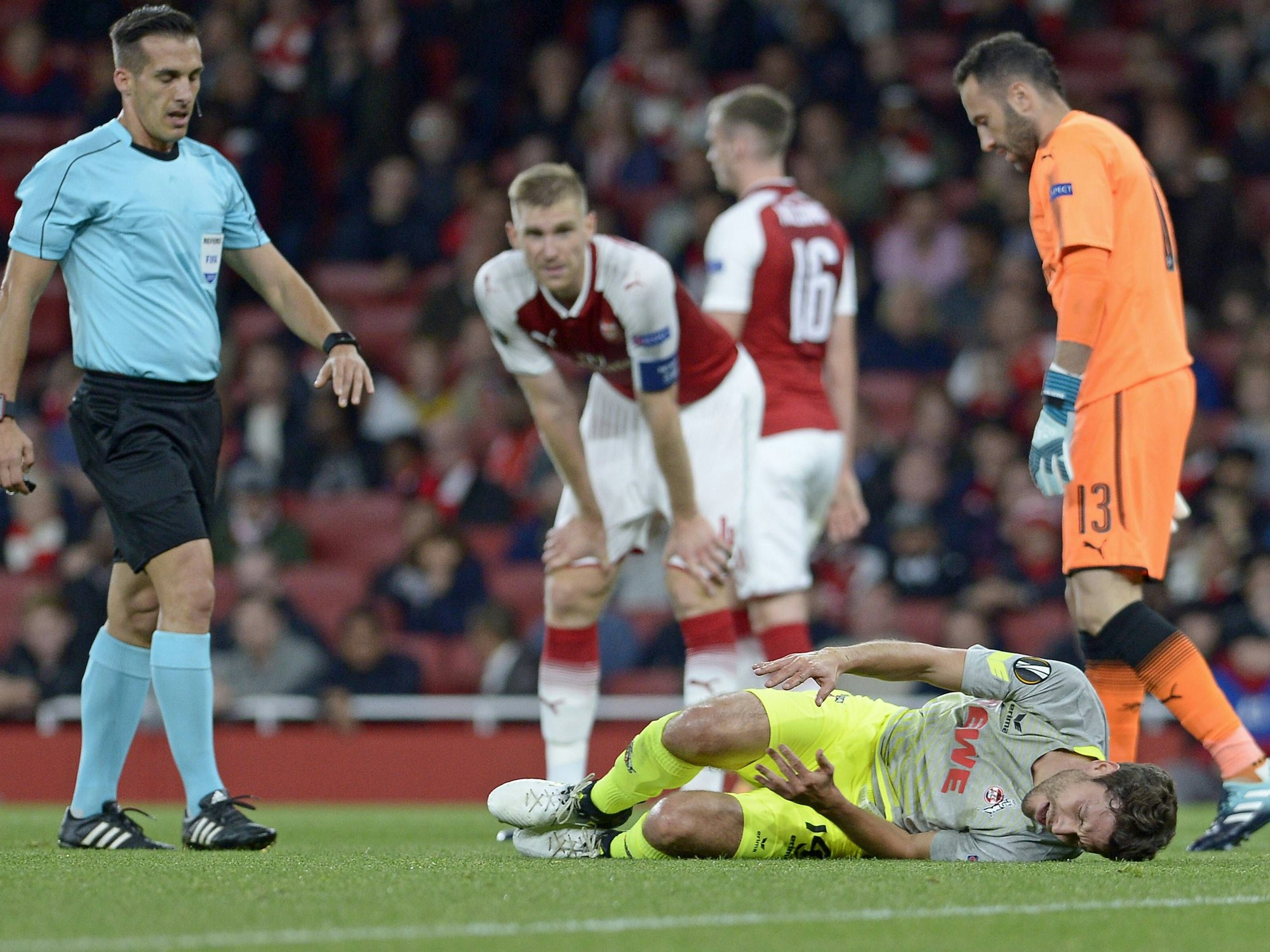 Jonas Hector verletzt sich gegen Arsenal.