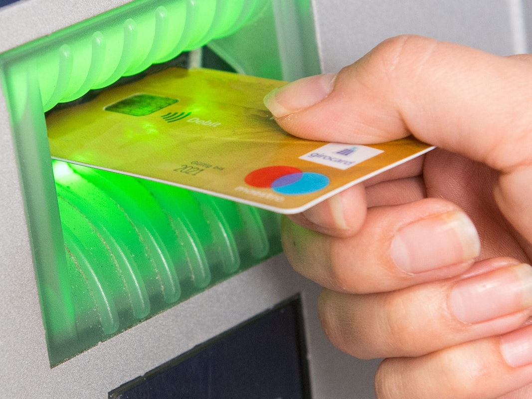 Zum Themendienst-Bericht vom 27. Juli 2021: Wer im Ausland Geld mit seiner Girokarte abheben will, sollte vor der Reise mögliche Einschränkungen für das Zielland prüfen.