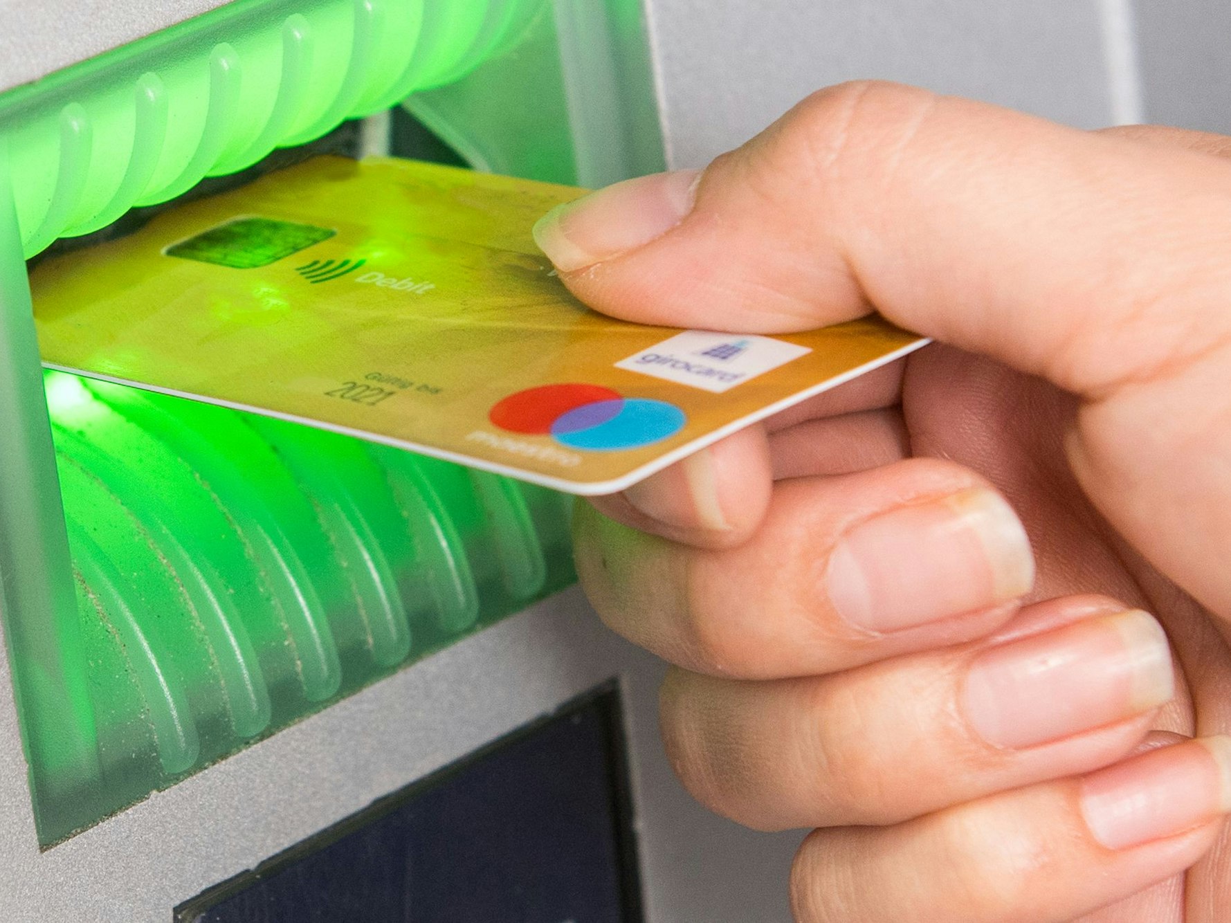 Zum Themendienst-Bericht vom 27. Juli 2021: Wer im Ausland Geld mit seiner Girokarte abheben will, sollte vor der Reise mögliche Einschränkungen für das Zielland prüfen.