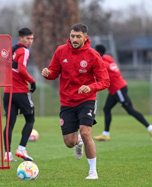 Matthias Zimmermann führt im Training den Ball.