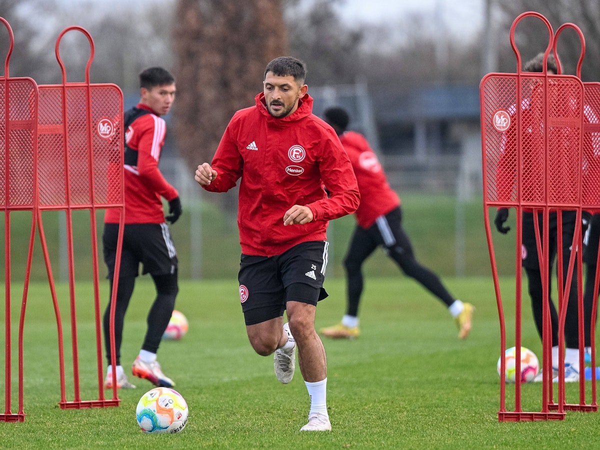 Matthias Zimmermann führt im Training den Ball.