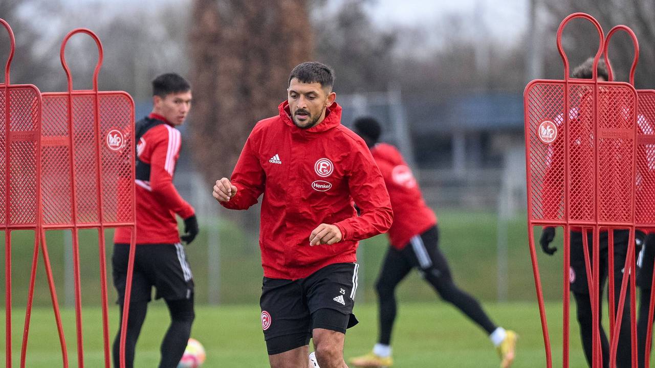 Matthias Zimmermann führt im Training den Ball.