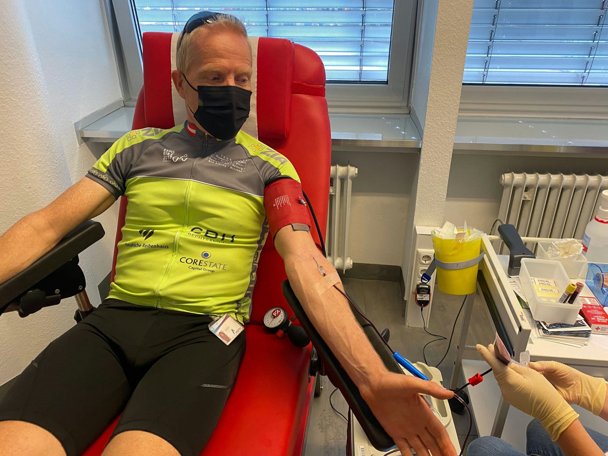 Hubert Fester (57) sitzt auf einem Liegestuhl bei der Blutspende.