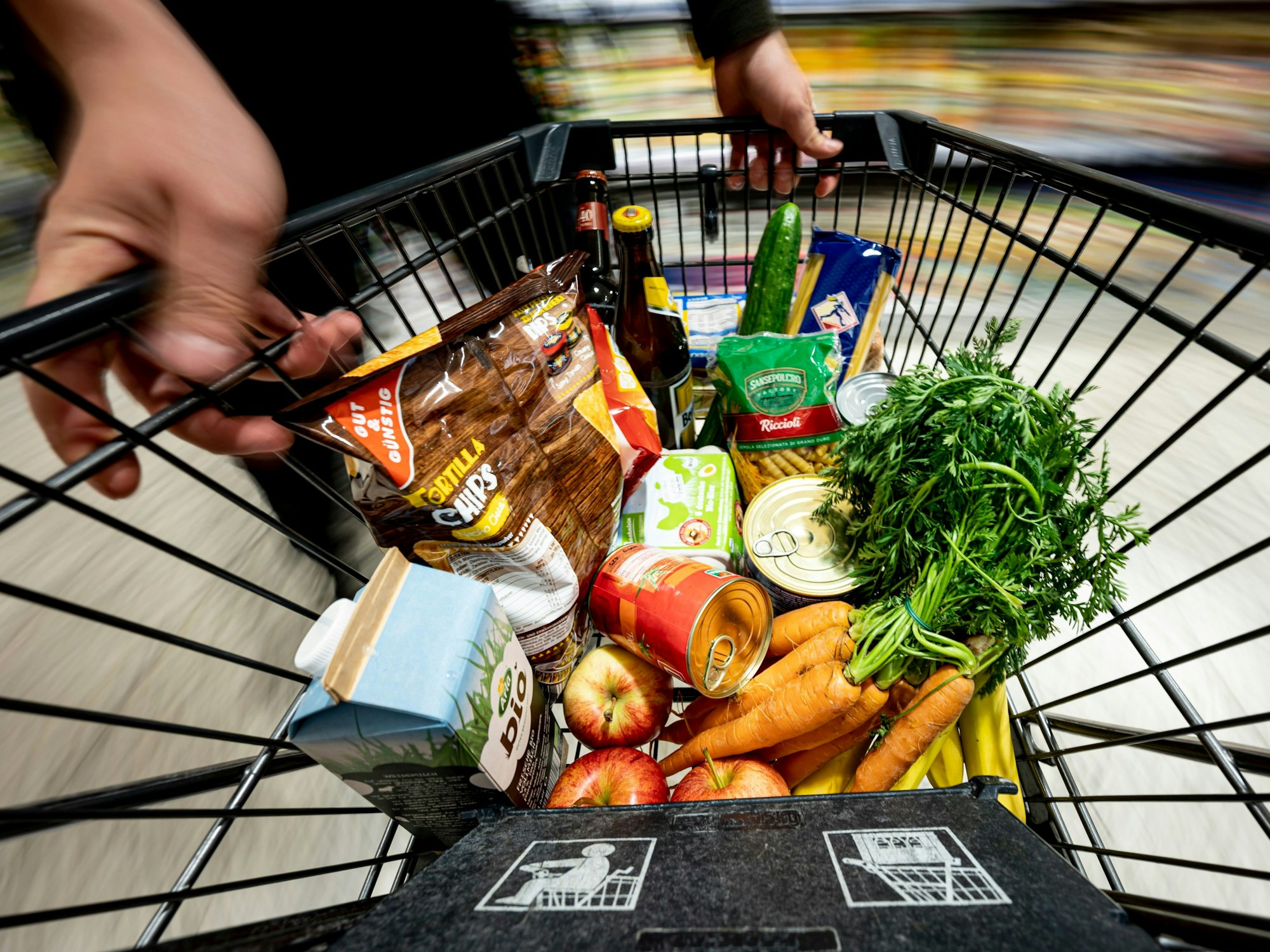 Ein gefüllter Einkaufswagen in einem Lebensmittelgeschäft.