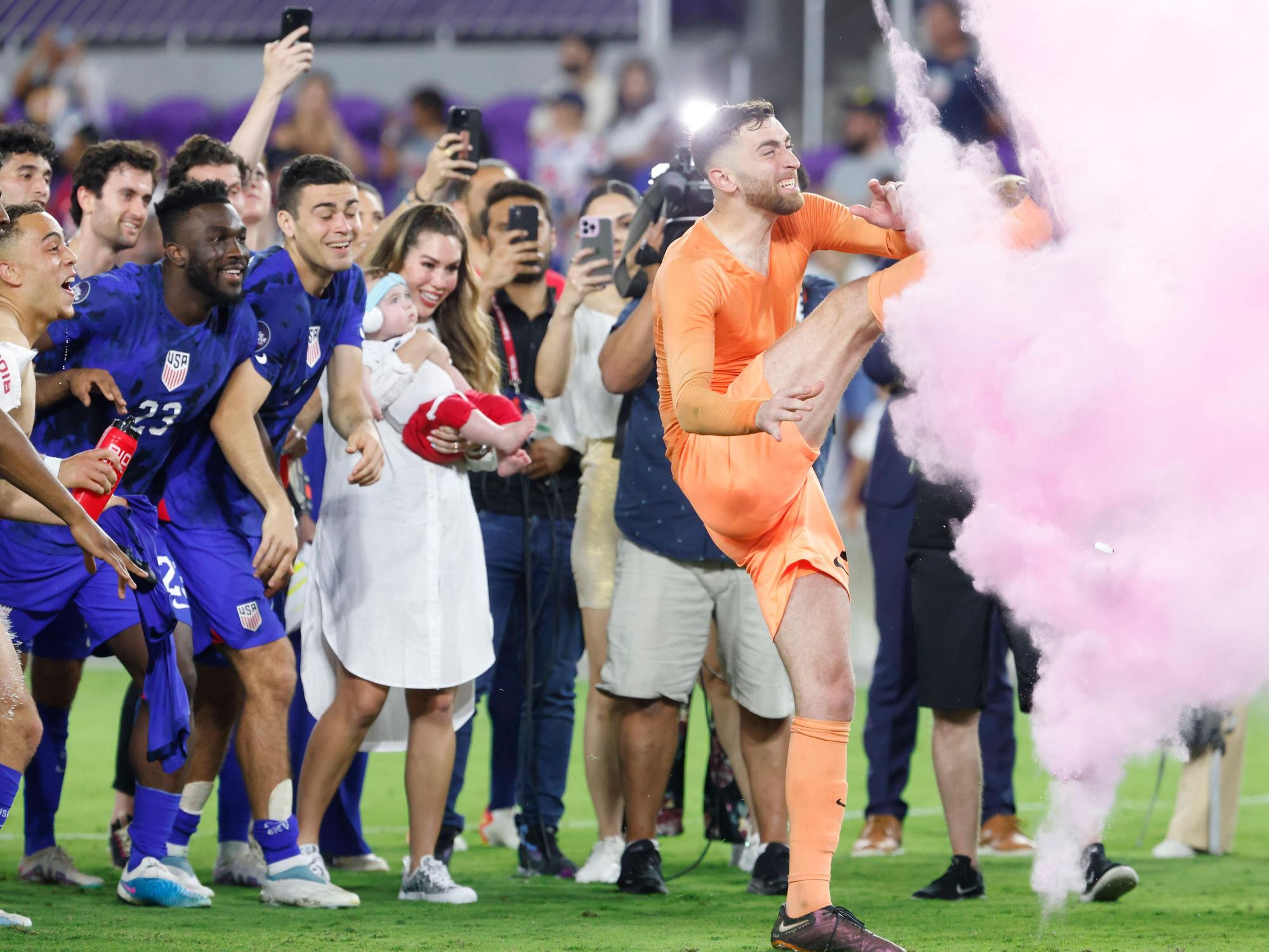 US-Keeper Matt Turner zerschießt einen mit Pulver gefüllten Ball, um das Geschlecht seines zweiten Kindes zu verkünden.