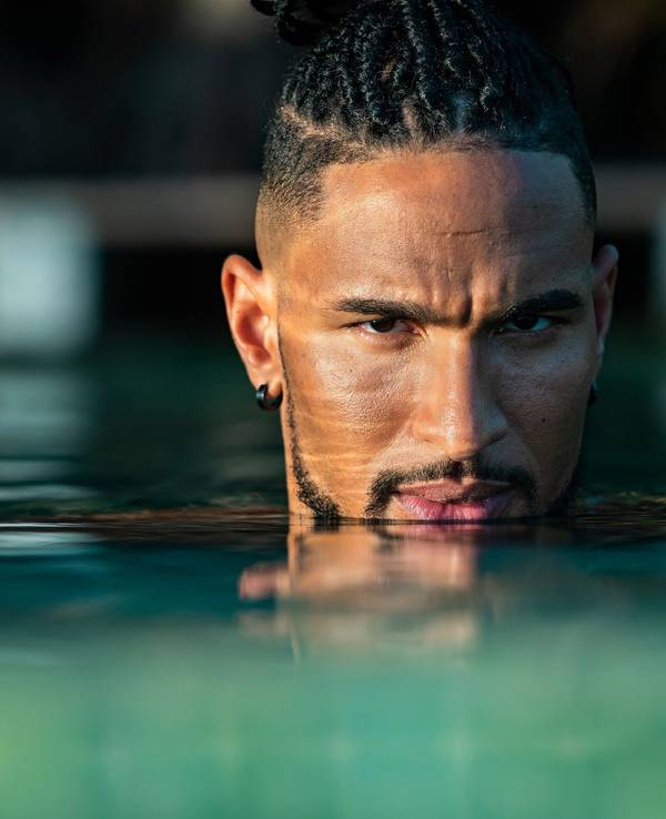 „Bachelor“ David Jackson schaut grimmig aus dem Wasser eines Pools.