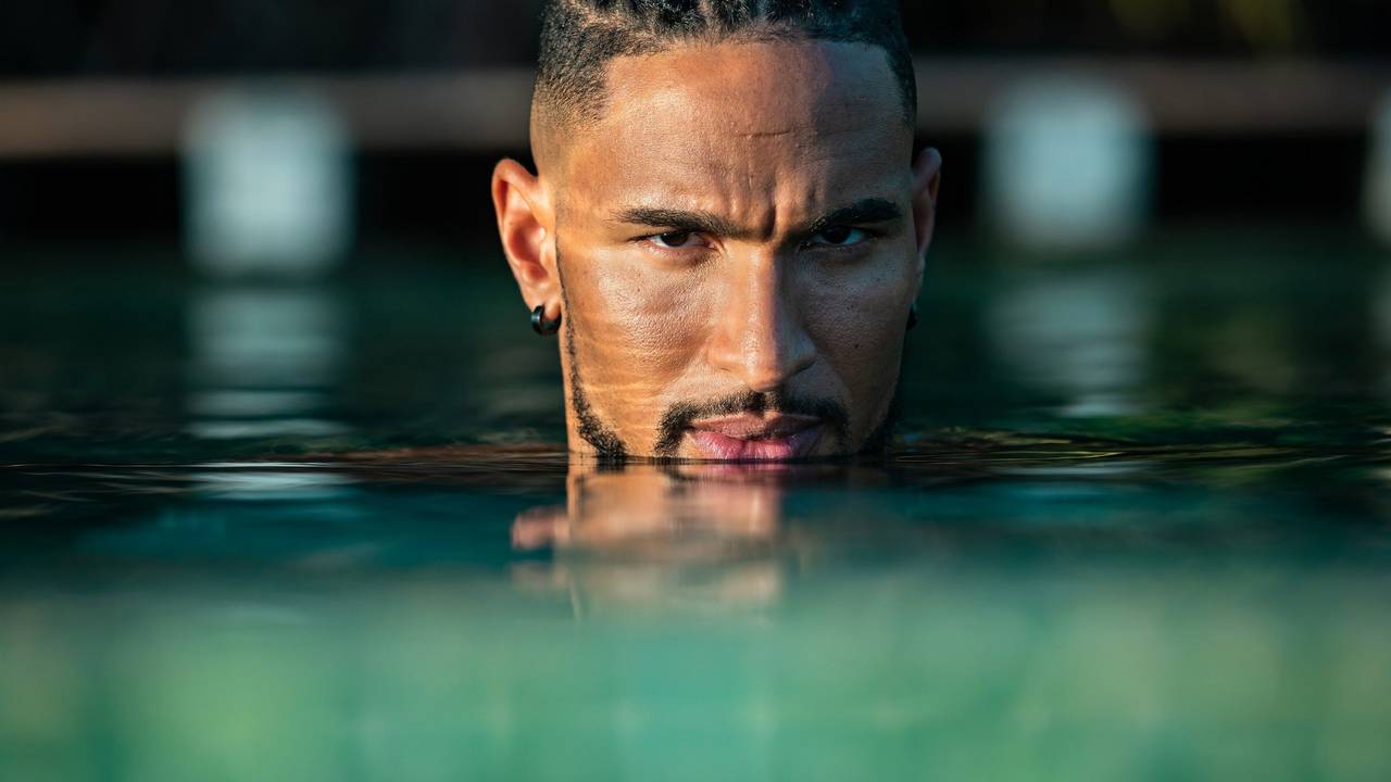 „Bachelor“ David Jackson schaut grimmig aus dem Wasser eines Pools.