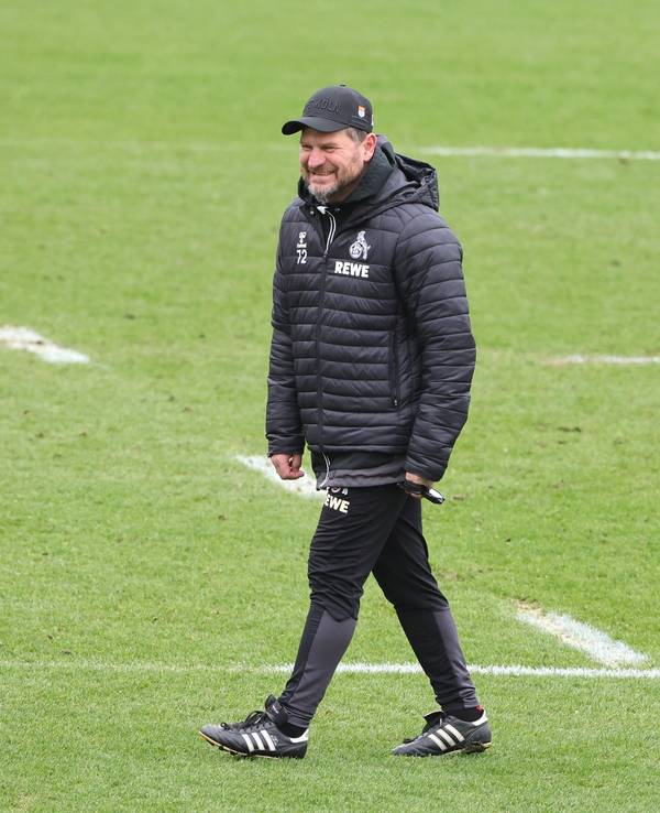 Steffen Baumgart lacht beim Training des 1. FC Köln am Mittwochvormittag.