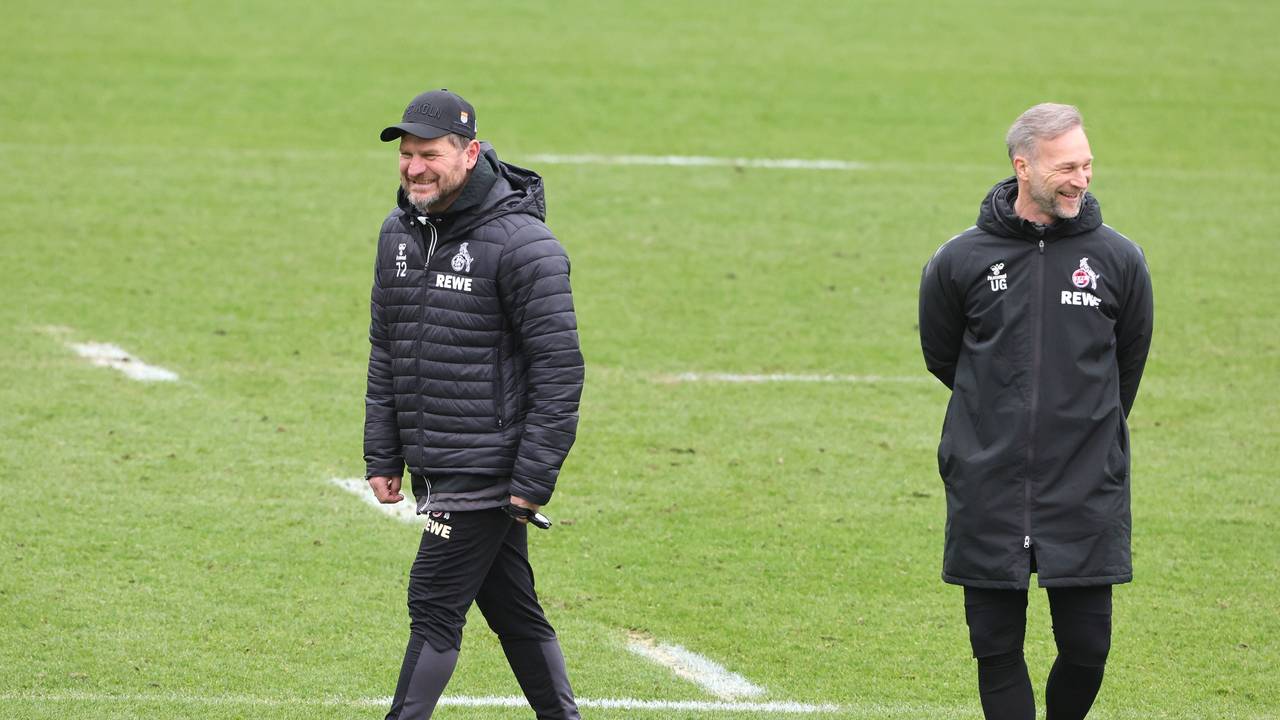 Steffen Baumgart lacht beim Training des 1. FC Köln am Mittwochvormittag.
