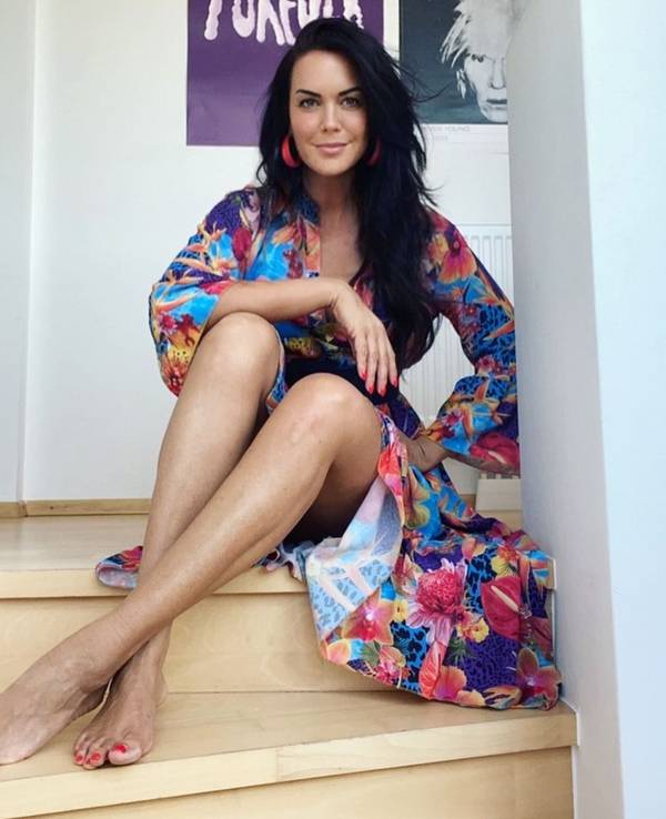 Martina Reuter posiert für ein Selfie und lächelt in die Kamera.