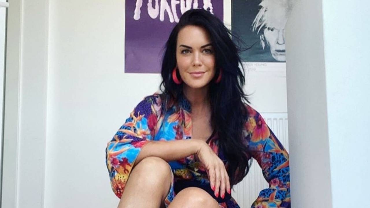Martina Reuter posiert für ein Selfie und lächelt in die Kamera.