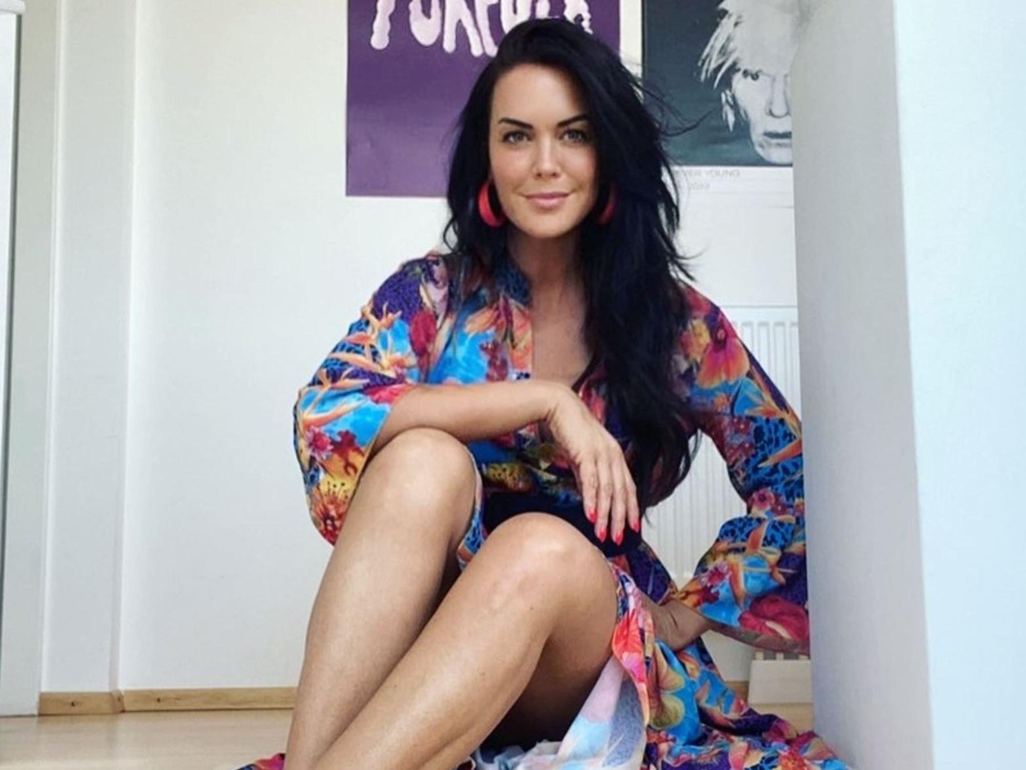 Martina Reuter posiert für ein Selfie und lächelt in die Kamera.