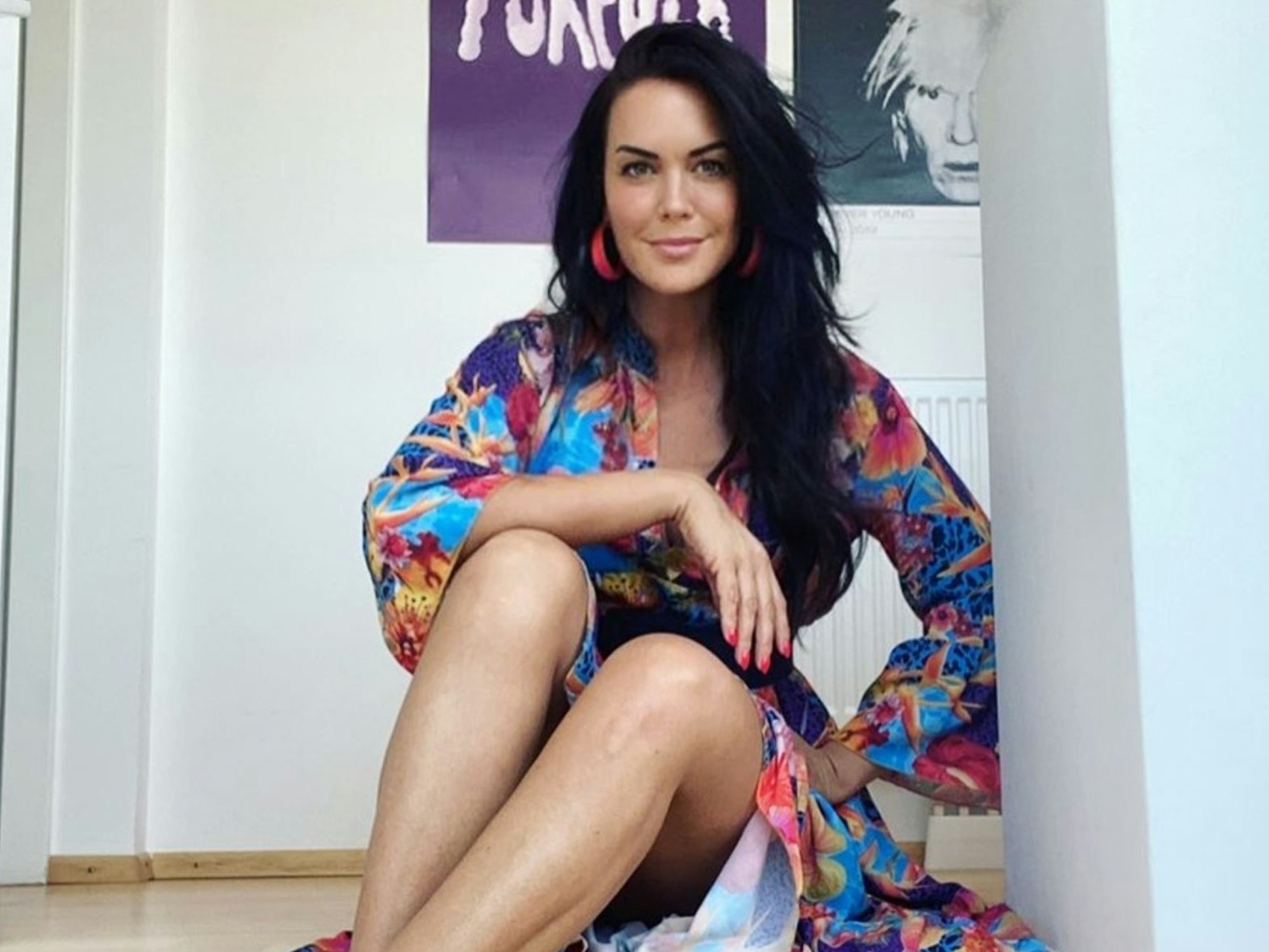 Martina Reuter posiert für ein Selfie und lächelt in die Kamera.