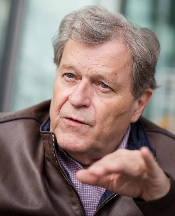Norbert Haug, ehemaliger Motorsport-Chef von Mercedes-Benz bei einem Interview.